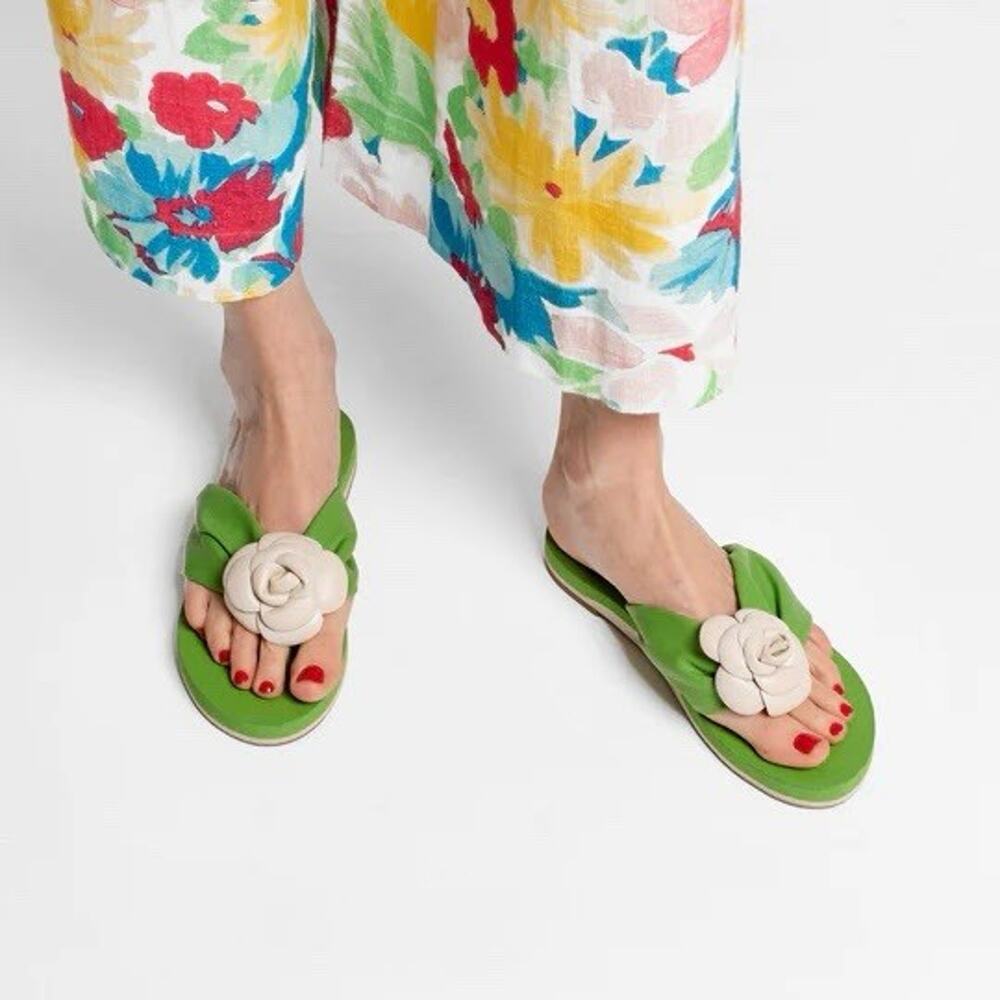 Frances Valentine Magnolia Cloud Flip Flops White green Rosette Size 10b Sandals